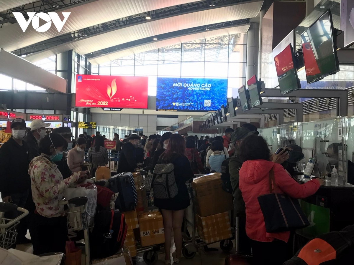 Passengers passing through Noi Bai airport hit record high